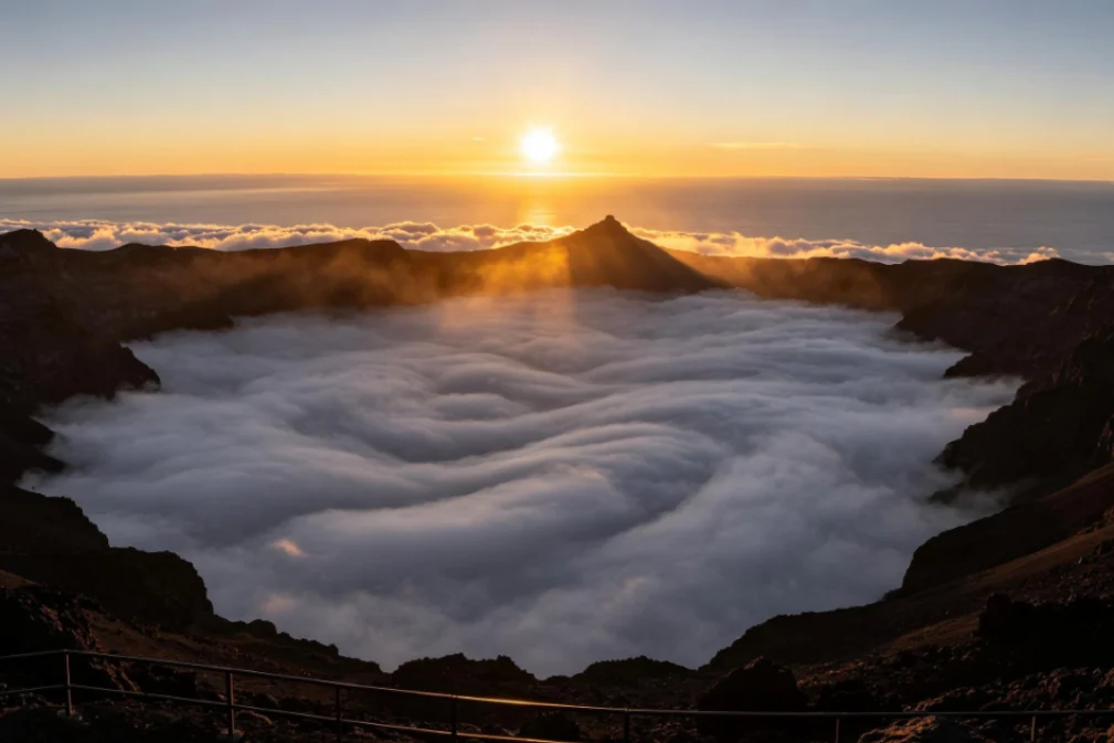 哈雷阿卡拉火山云海日出